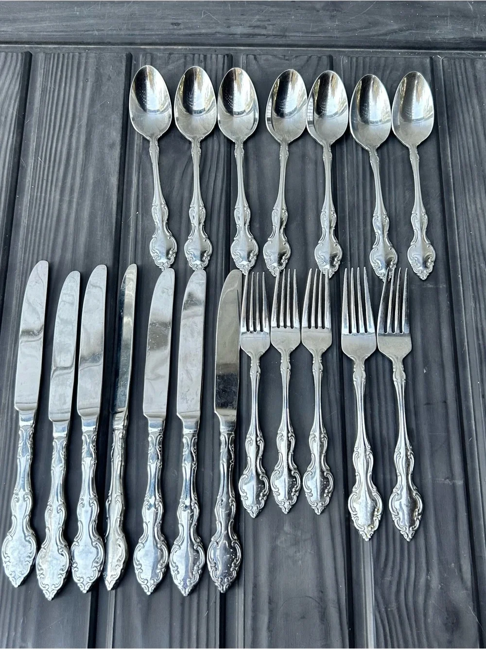 19 Piece Oneida Flatware Set
